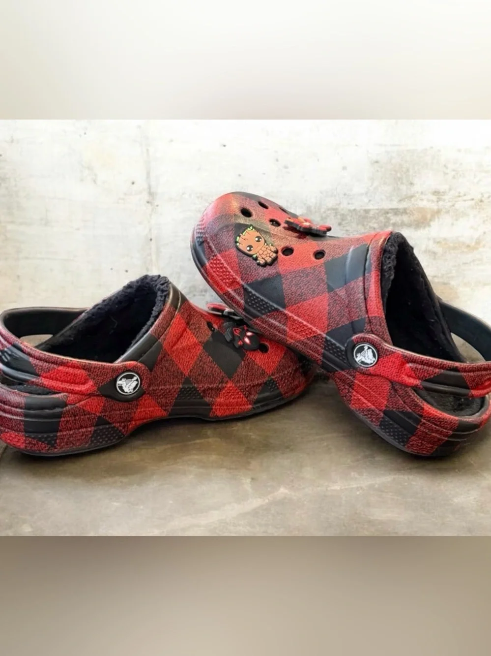 Crocs Ralen Lined Kids Clogs red & black buffalo plaid pattern & Jibbitz charms